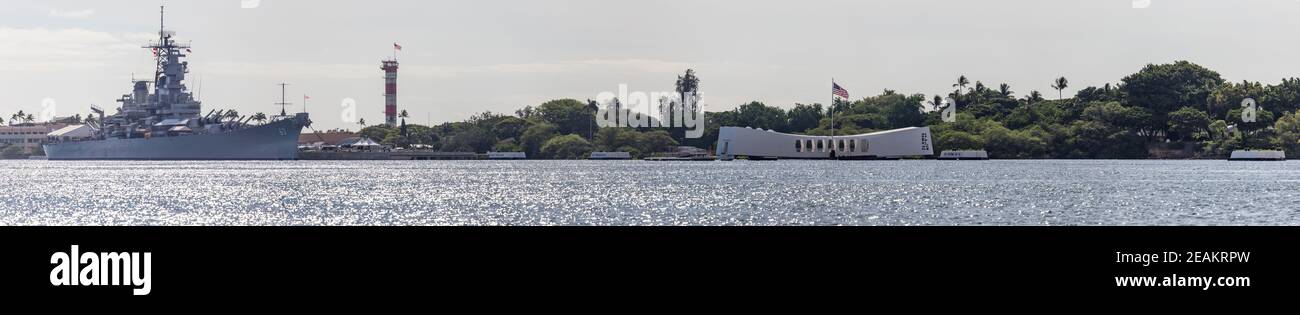 Pearl Harbor, Hawaii, USA - 23 settembre 2018: Scatto panoramico del memoriale USS Arizona con bandiera americana che svela sopra di esso e USS Missouri in Pearl ha Foto Stock