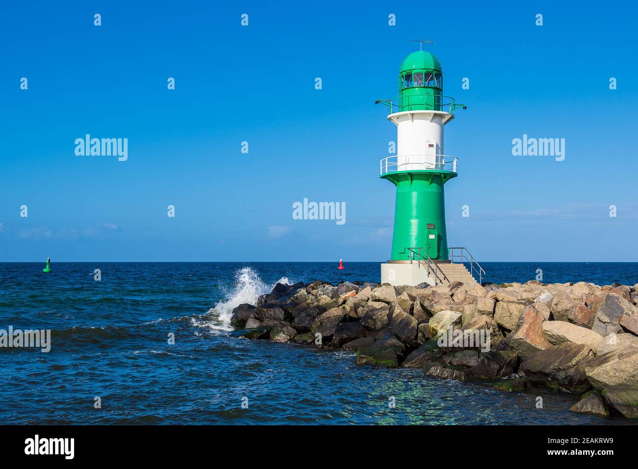 Mole sulla costa del Mar Baltico a Warnemuende, Germania Foto Stock