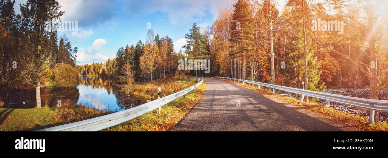 Bella strada alle cascate in giornata di sole Foto Stock