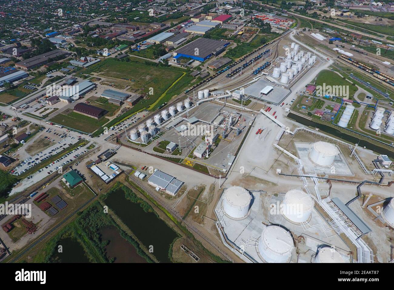 Impianto di raffineria petrolifera per la raffinazione primaria e profonda del petrolio. Attrezzatura Foto Stock