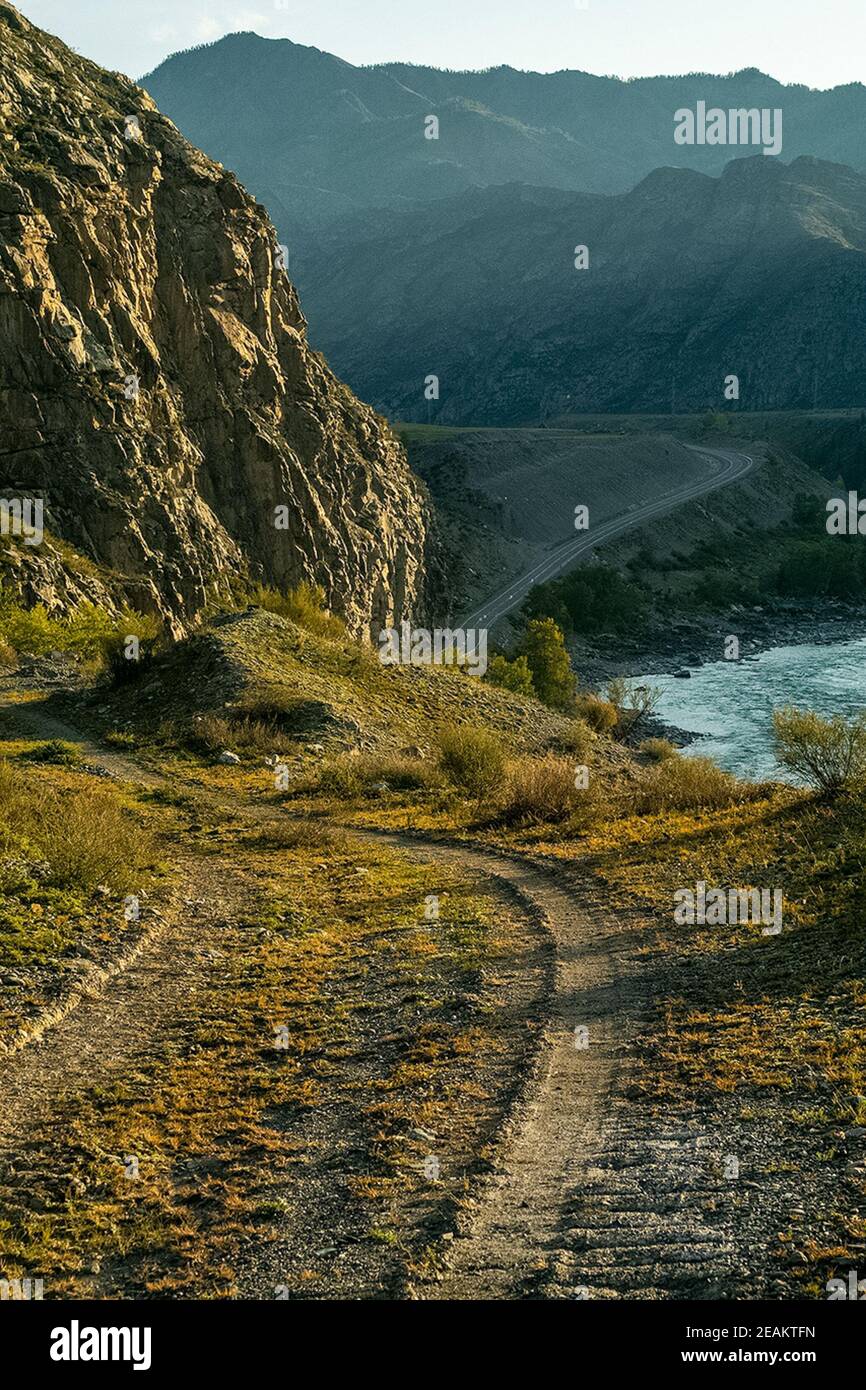 Strada asfaltata per le montagne. Pista di montagna su Altai. Foto Stock