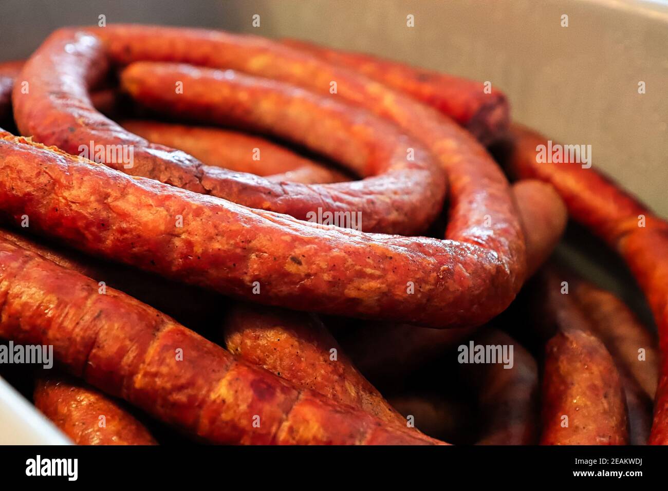 Primo piano di salsiccia di aglio ucraino finita dopo il fumo Foto Stock