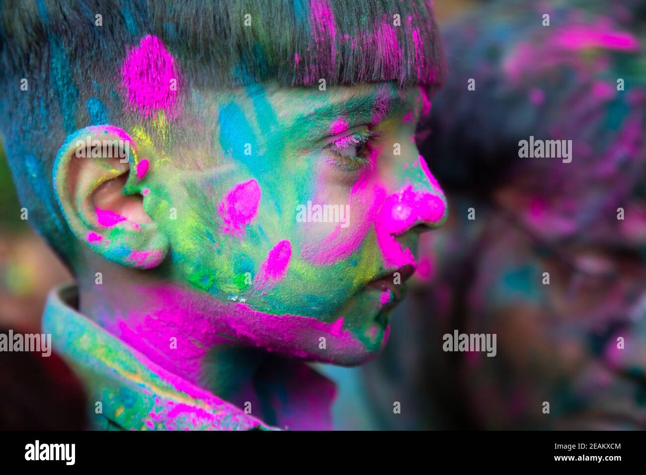 Jodhpur, rajastha, india - 20 marzo 2020: Ritratto di carino piccolo capretto indiano che celebra il festival holi, closeup di faccia coperta di polvere colorata. Foto Stock