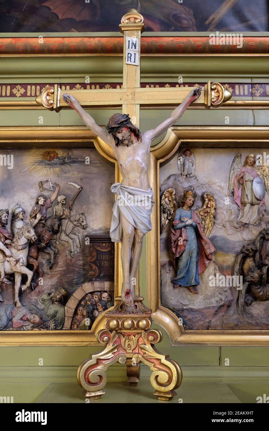 Croce sull'altare nella Basilica del Sacro cuore di Gesù a Zagabria, Croazia Foto Stock