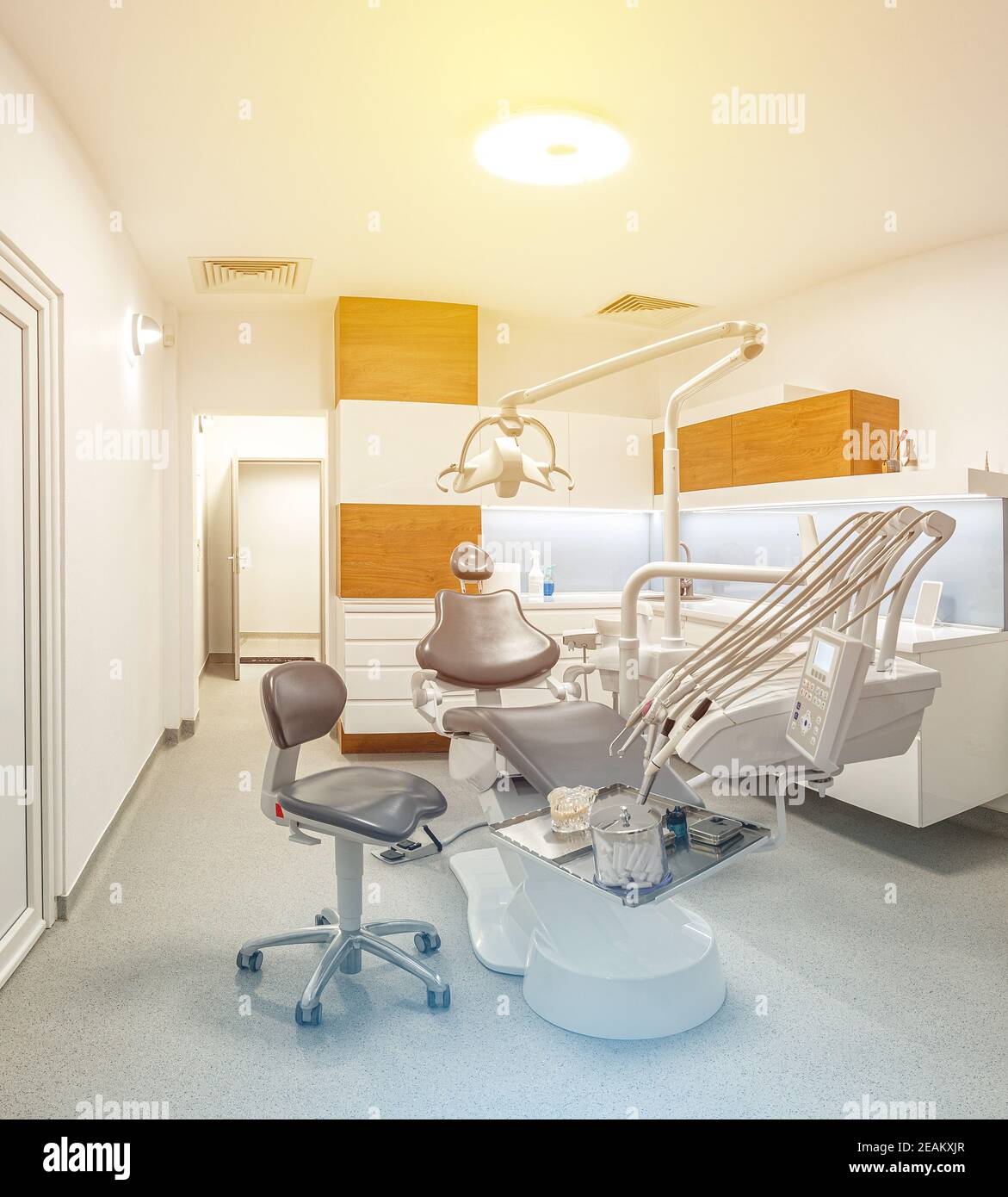 Studio clinico dentistico con sedia Foto Stock