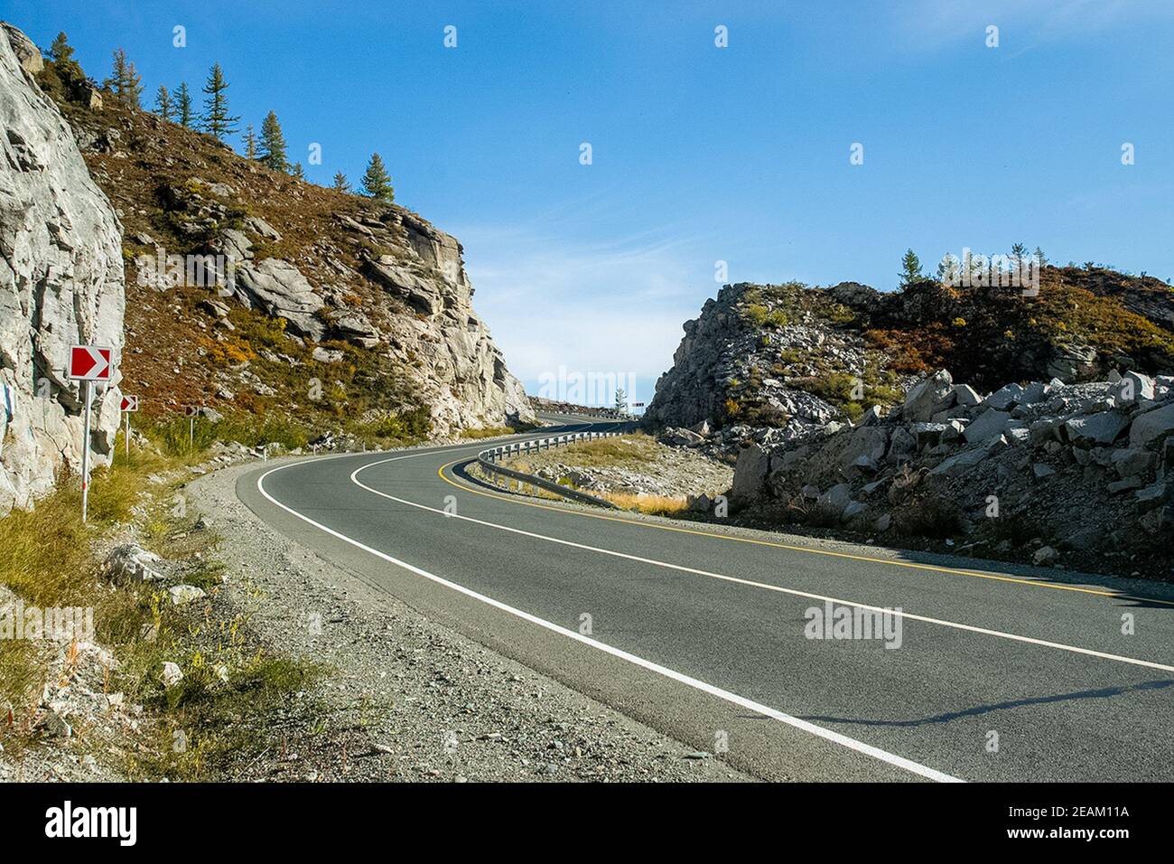 Strada asfaltata per le montagne. Pista di montagna su Altai. Foto Stock