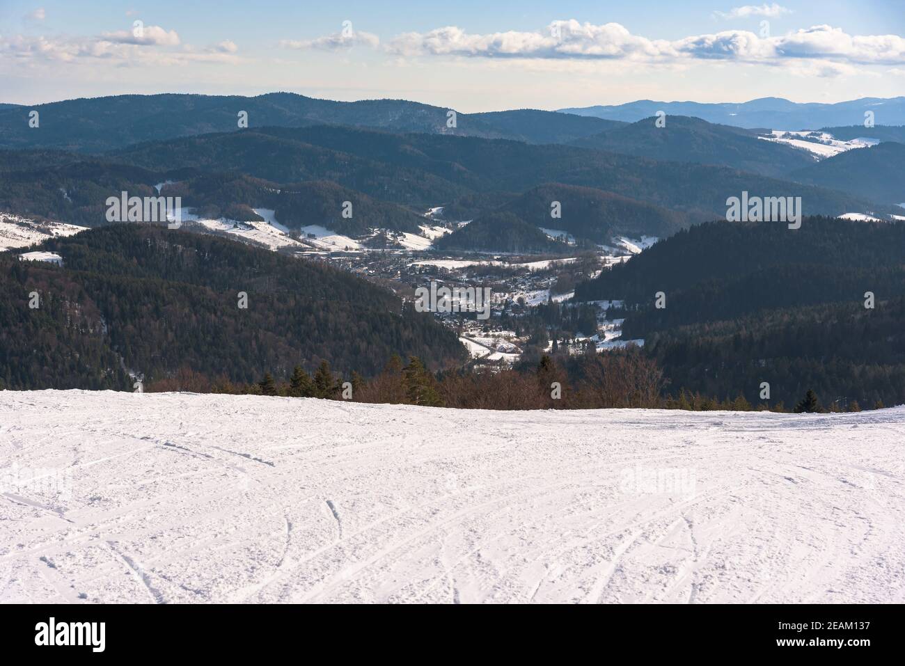 Le montagne di Beskid viste dalla pista sciistica di Jawordyna Krynka Foto Stock