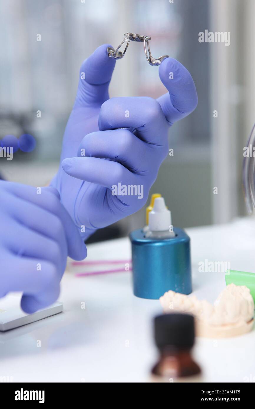 Denti Con Le Parentesi Graffe Fotografia Stock - Immagine Di Apparecchiatura, Sostegni: 43999068 - Foto 8