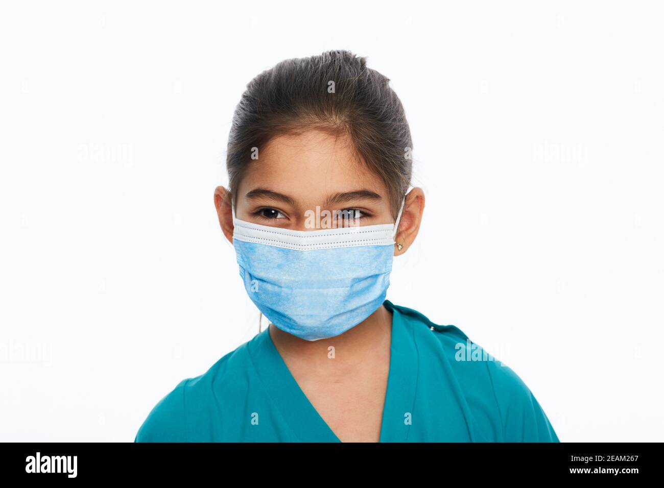 Ragazza mista da corsa con maschera medica protettiva durante una pandemia globale, isolata su bianco Foto Stock