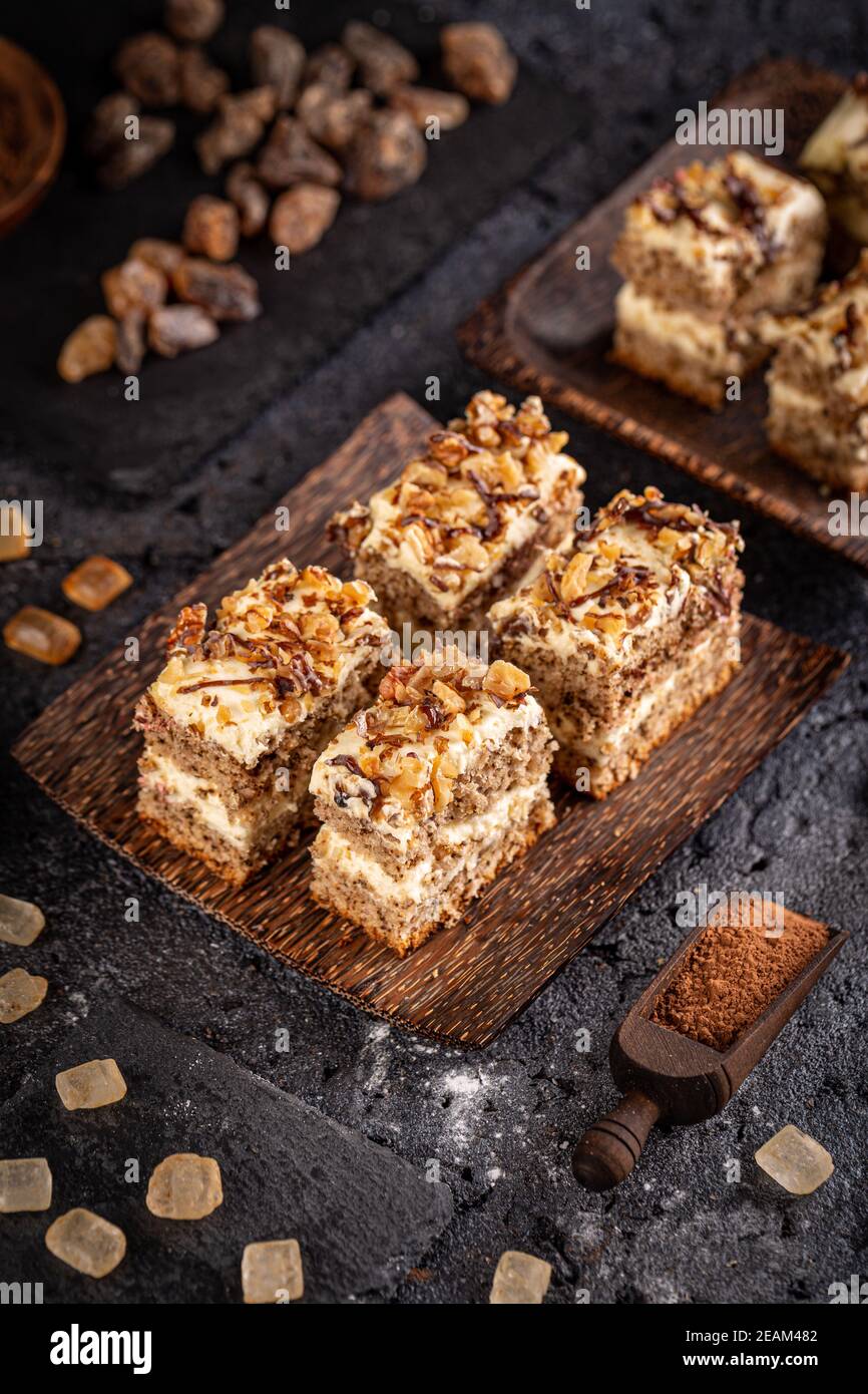 Bocconcini di pan di Spagna di noce Foto Stock