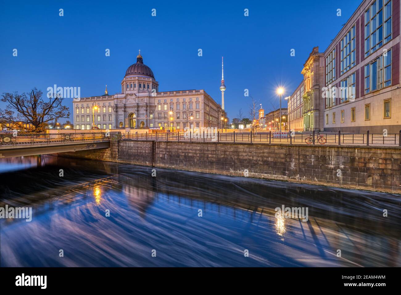 Il Palazzo di Berlino ricostruito con la Torre della Televisione al ora blu Foto Stock