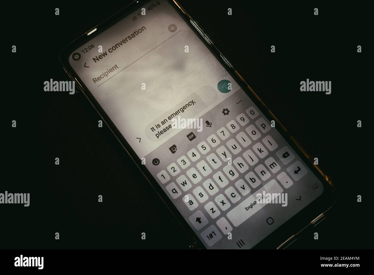 Concetto di messaggio di emergenza, testo per 911 al telefono. Chiamare il numero 911 se possibile, scrivere il testo 911 se sin`t. Foto Stock