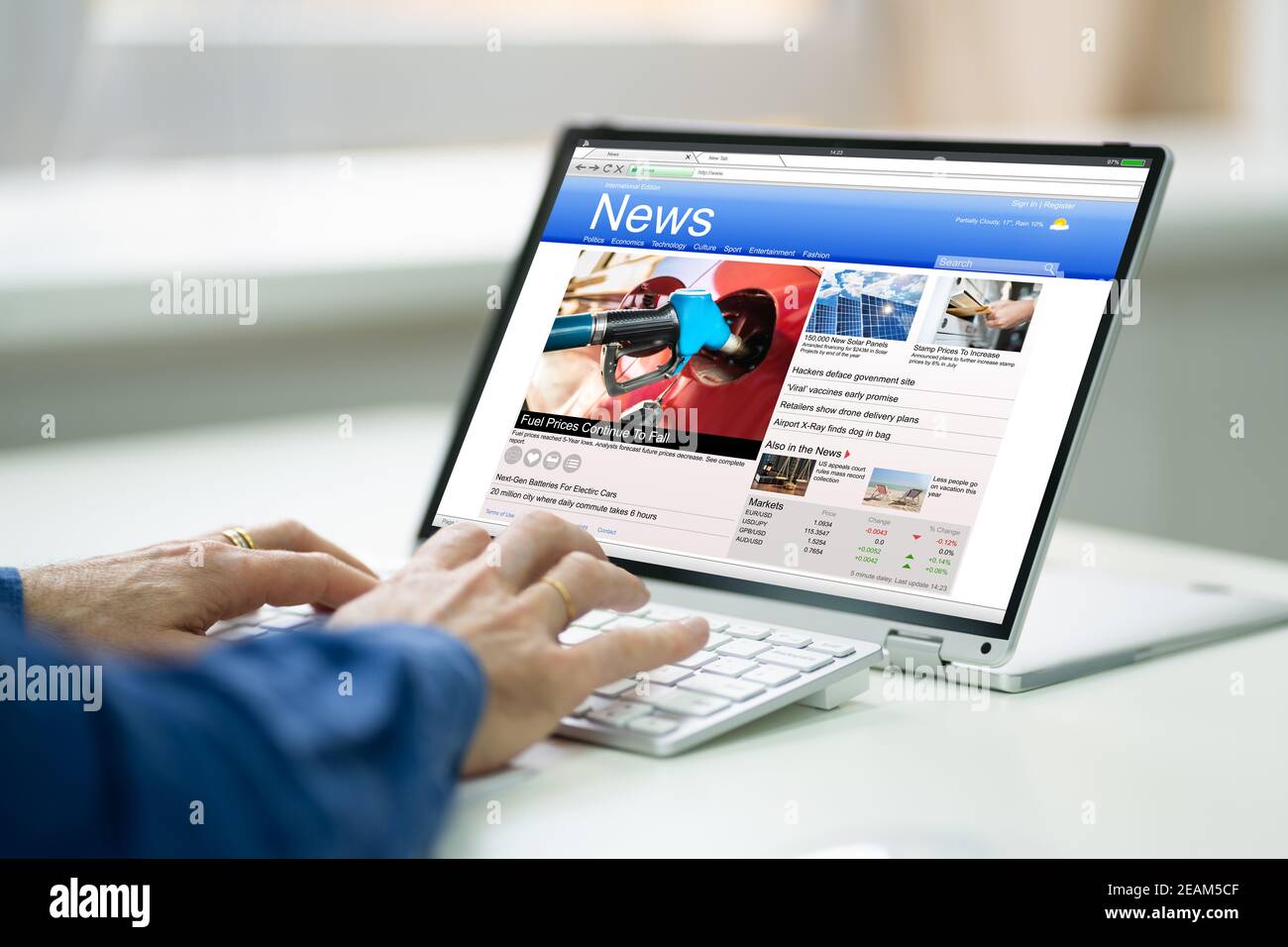 Giornale digitale sullo schermo del notebook convertibile Foto Stock