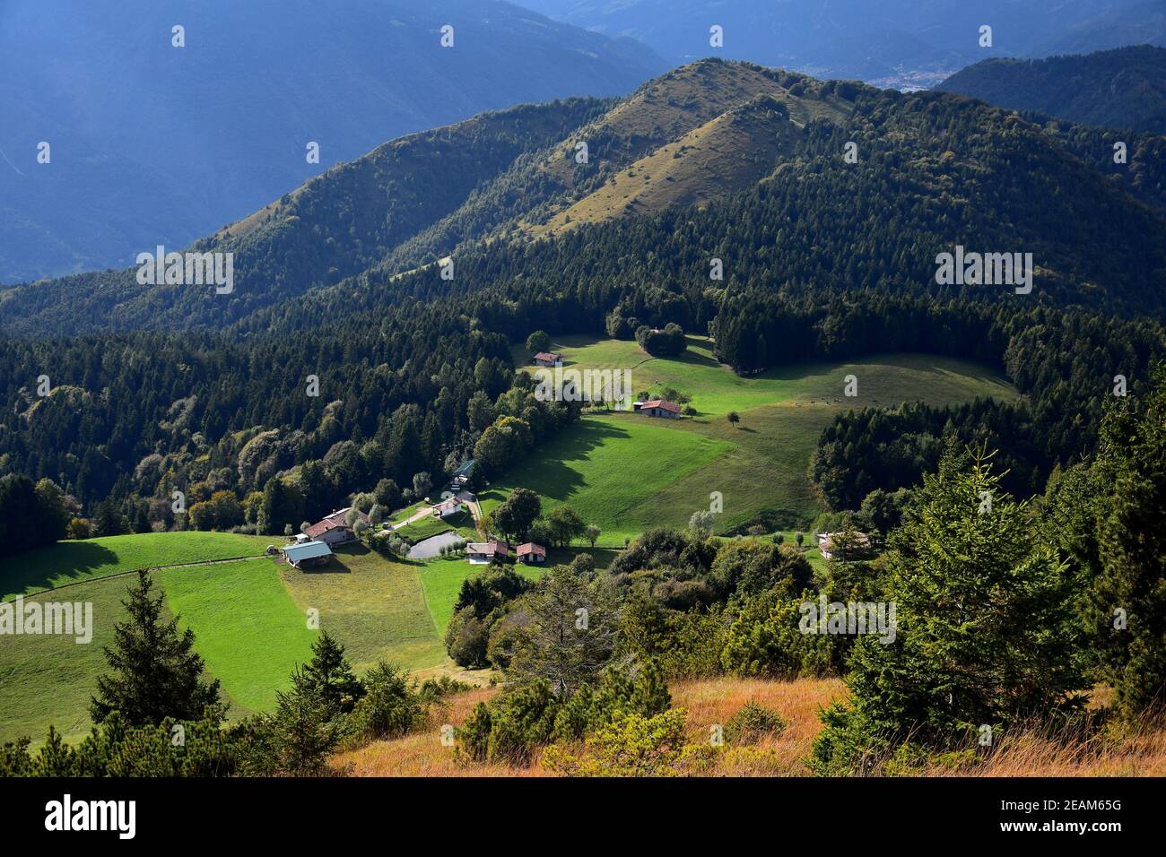 Vista dal Monte Colombina. La Chiesetta San fermo e alcune case. Bossico, Bergamo, Lombardia, Italia. Foto Stock