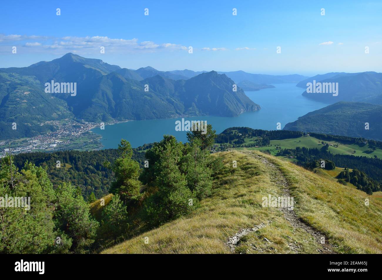 Vista dal Monte Colombina al Lago d'Iseo, al Monte Guglielmo e alla Corna Trentapassi. Bossico, Bergamo, Lombardia, Italia. Foto Stock