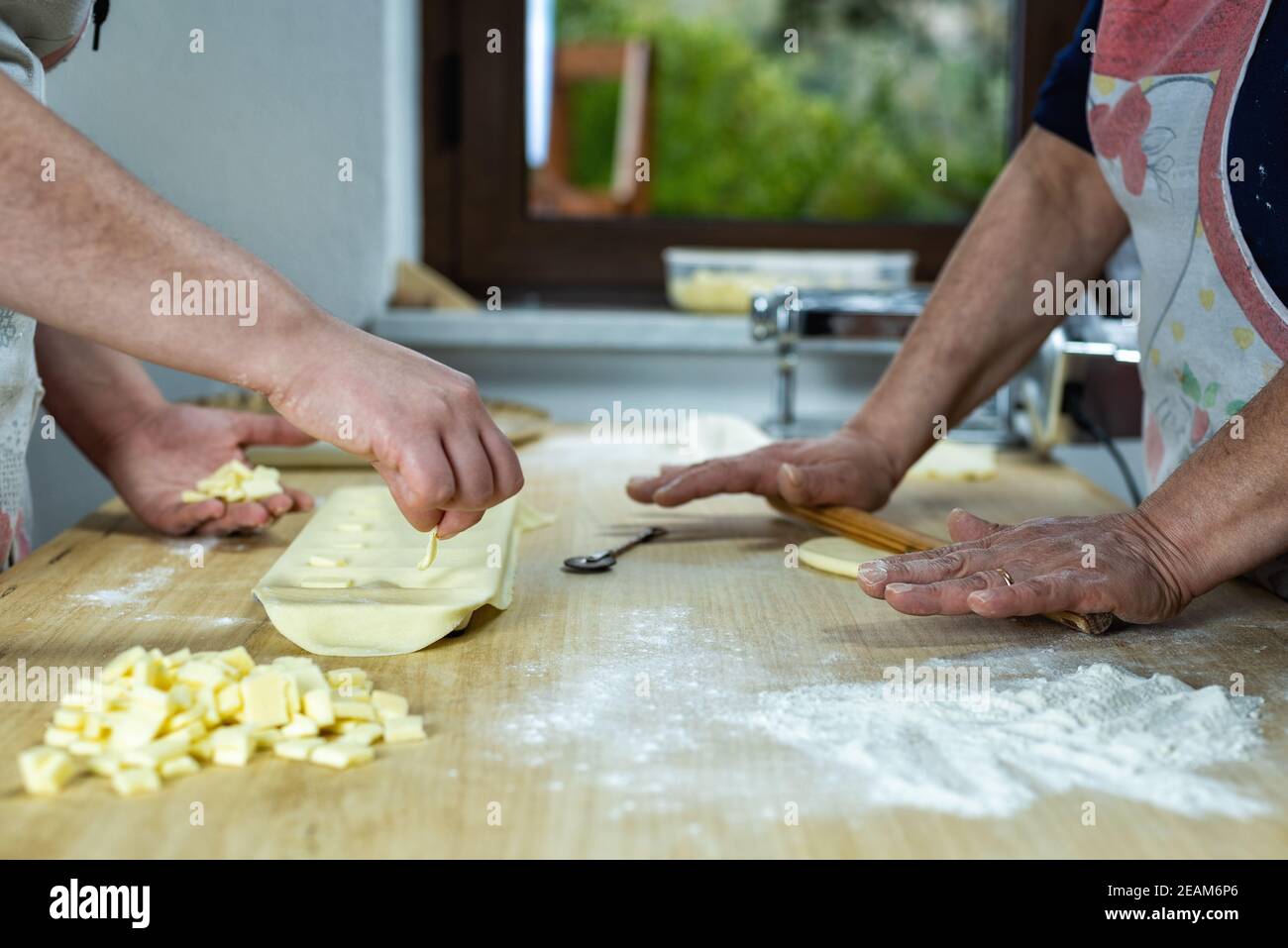 Pasta fatta a mano per ravioli di formaggio. Cucina italiana. Foto Stock