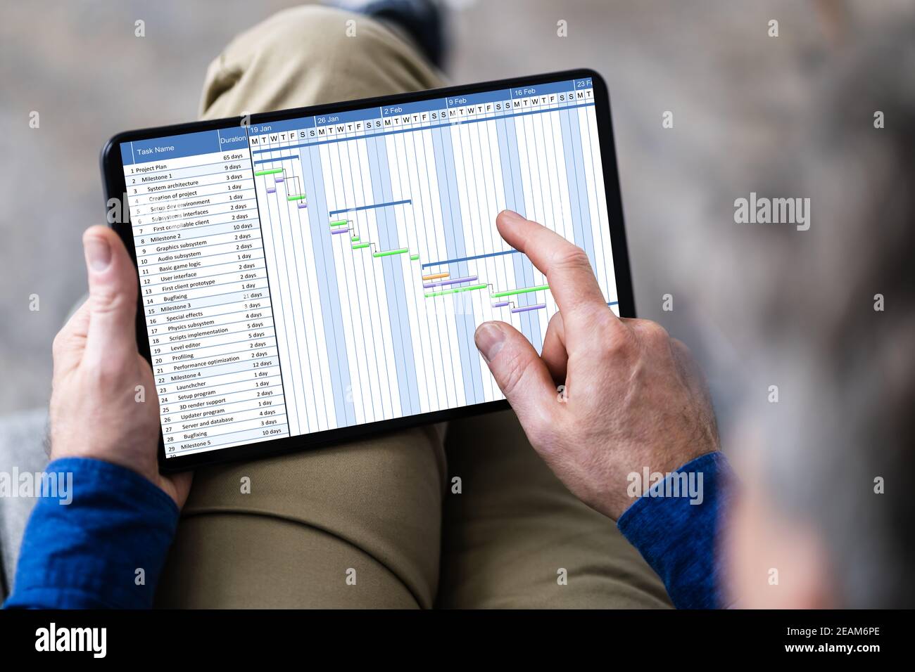 Uomo che utilizza il software di pianificazione di Gantt Chart Foto Stock
