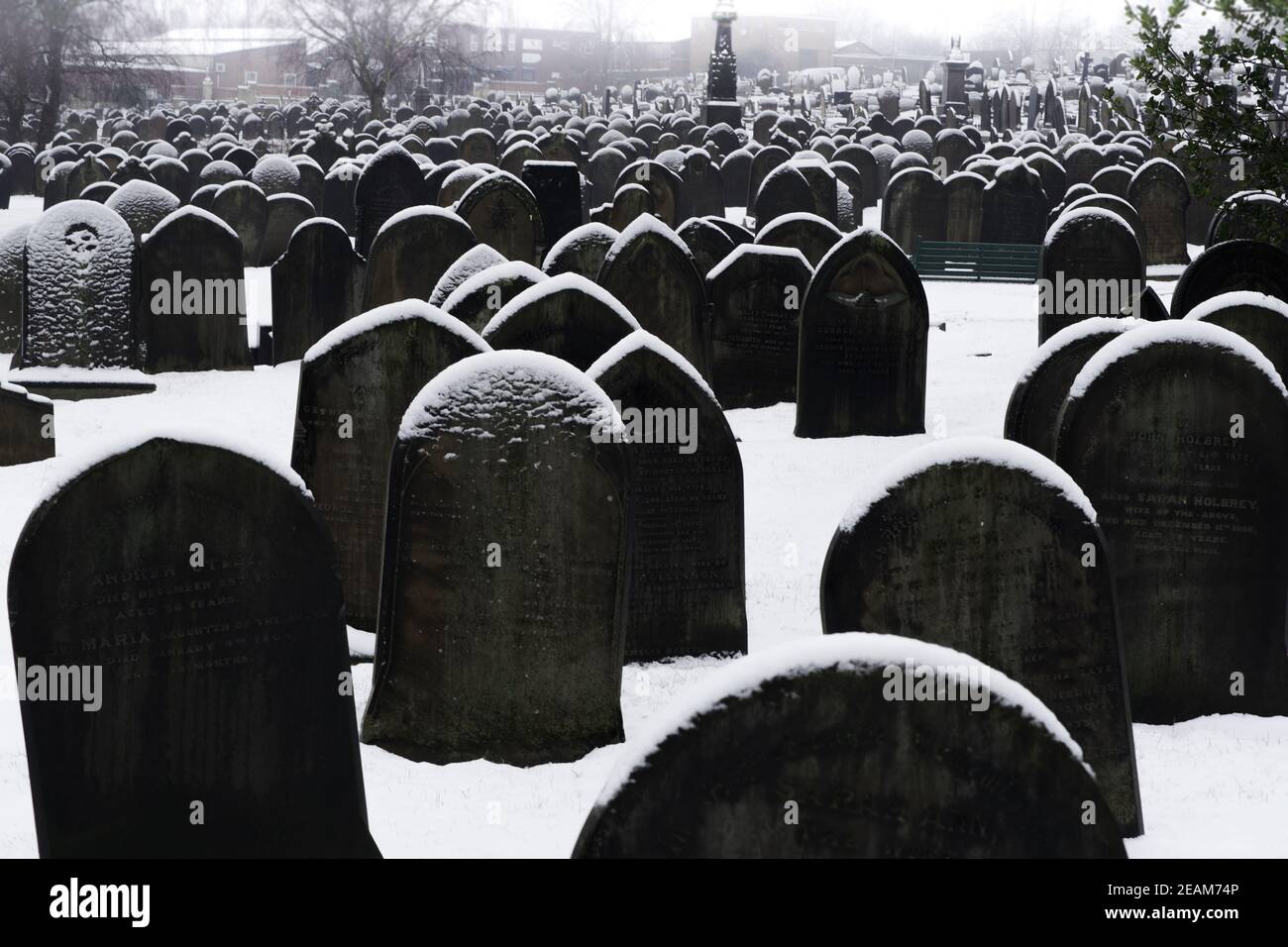 DONCASTER, REGNO UNITO - 2 FEBBRAIO 2021. Piena cornice di lapidi in un grande cimitero o cimitero della città in inverno neve con spazio di copia Foto Stock