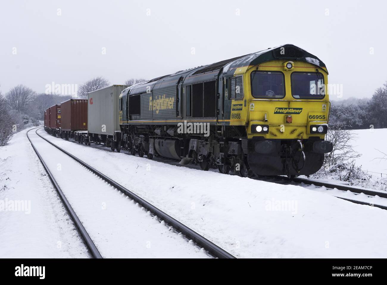 DONCASTER, 2 FEBBRAIO 2021. Un treno merci intermodale Freightliner che trasporta container per l'importazione e l'esportazione verso terminali e porti attraverso Foto Stock