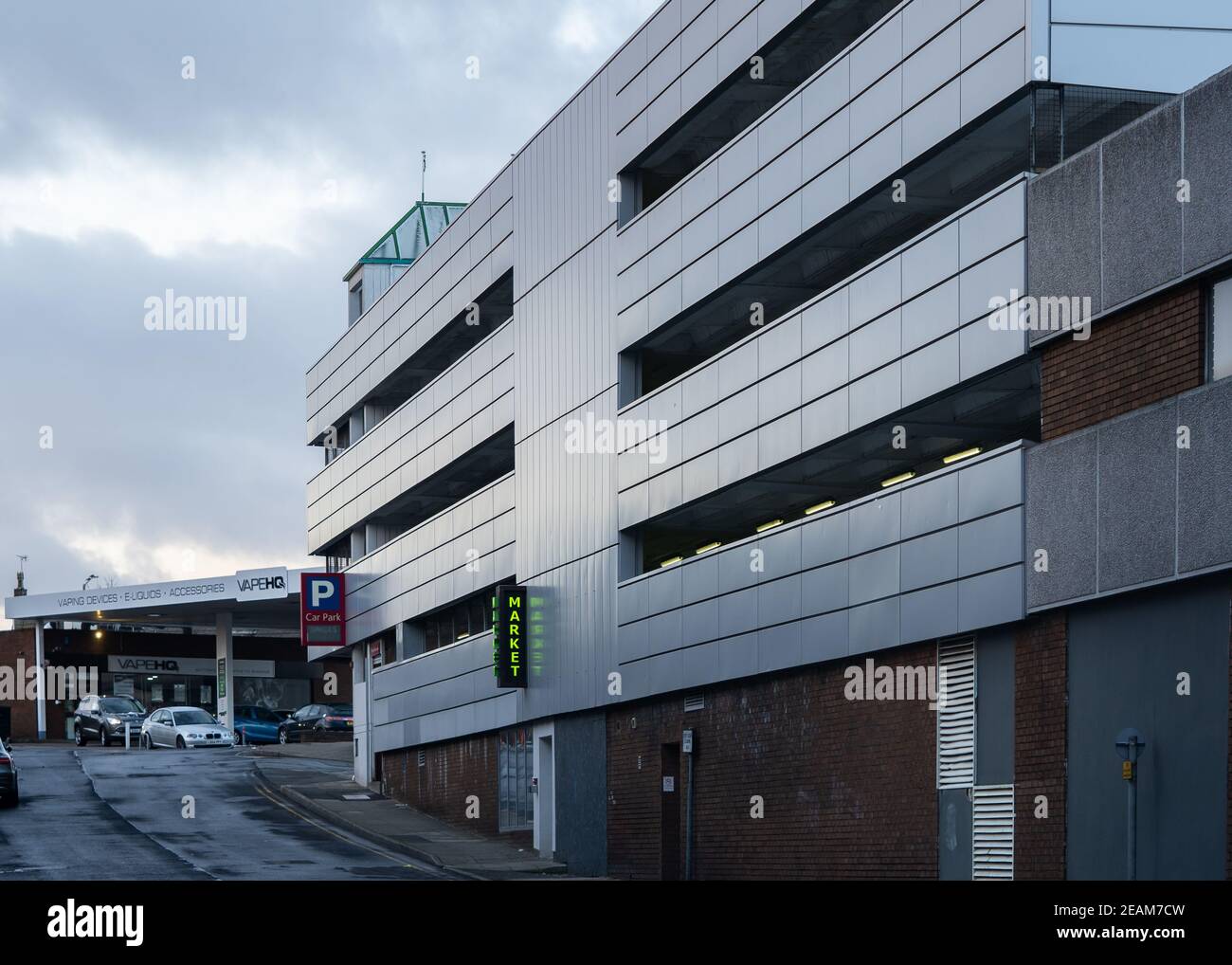Sutton ad Ashfield, moderno parcheggio in acciaio a più piani situato in mercato del centro città al tramonto con la luce che si riflette quattro livelli Foto Stock