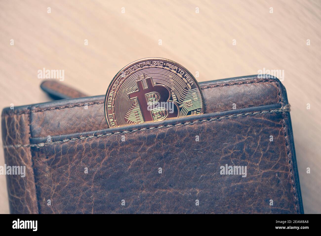 Simbolo Bitcoin dorato, moneta rotonda come criptovaluta, denaro digitale in borsa, immagine tonica Foto Stock