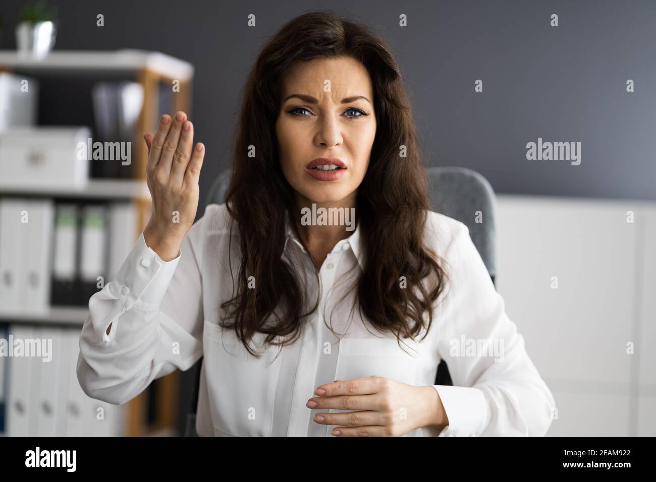 Discussione sul luogo di lavoro. Donna arrabbiata Foto Stock