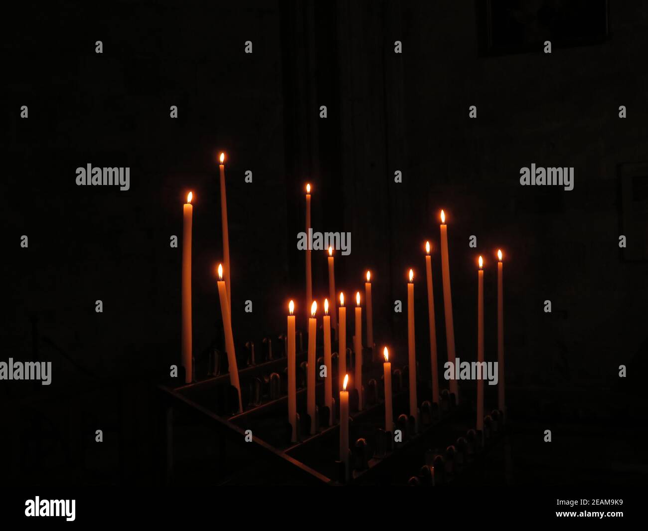 Bella foto di candele in una chiesa illuminata per il sensazione Foto Stock