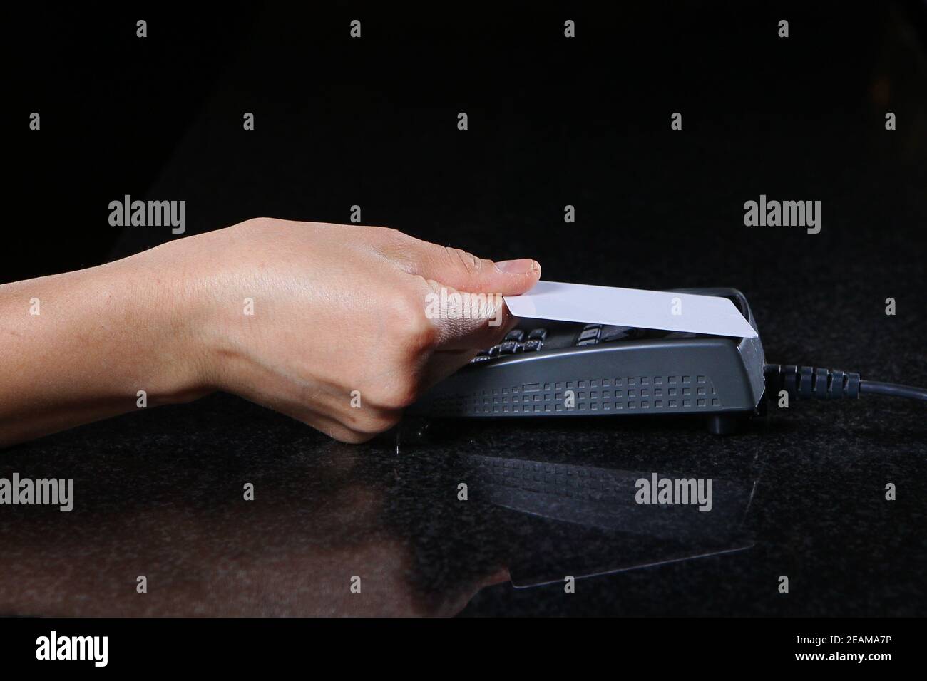 Pagamento con carta di credito. Pagamento attraverso il terminale in un ristorante, negozio. Mano femminile primo piano con carta di credito. Foto Stock