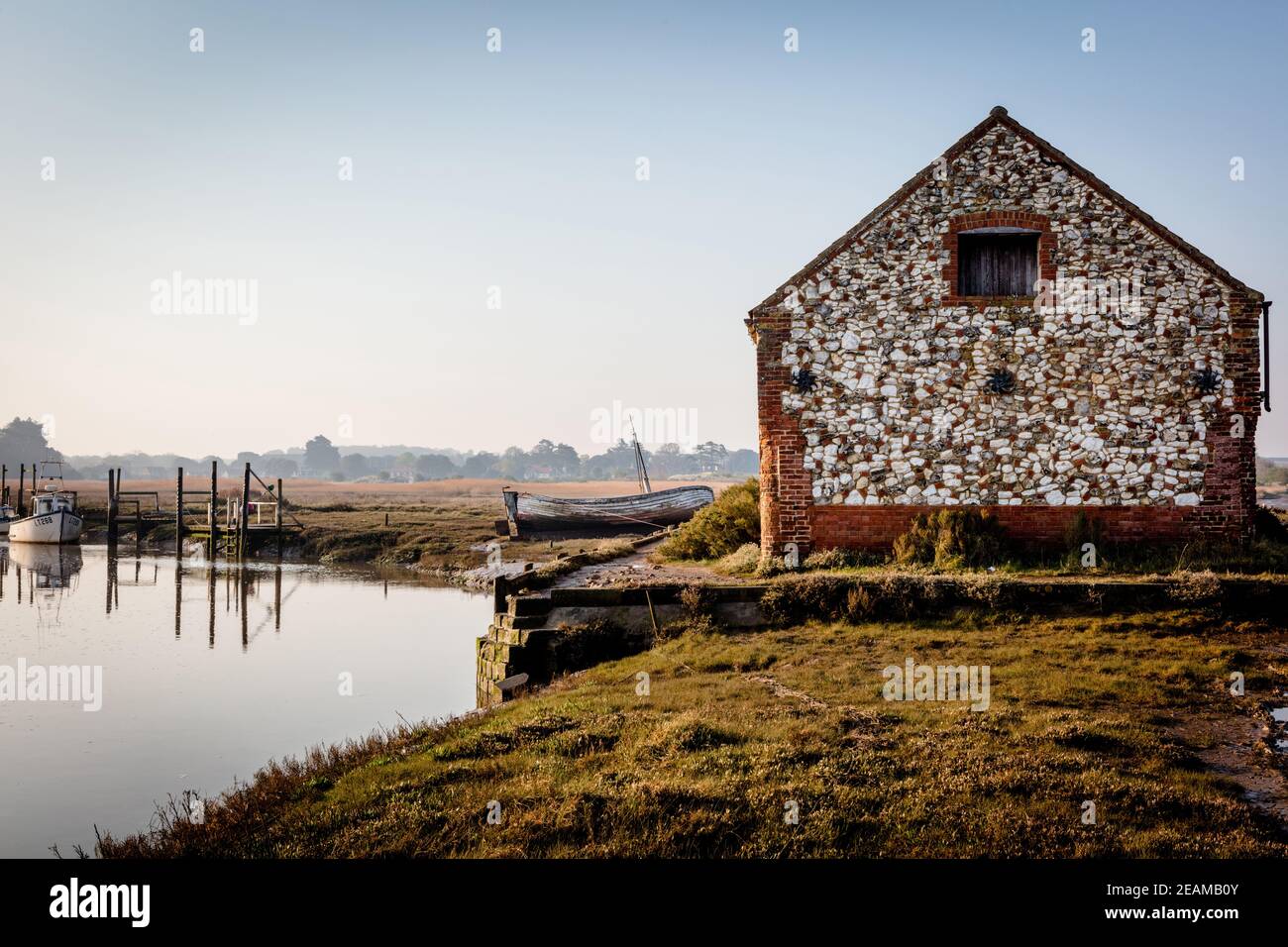 UK, Norfolk, Thornham, Old Harbor, 2109, aprile 22: Granaio di carbone a Thornham alla luce del mattino presto. Foto Stock