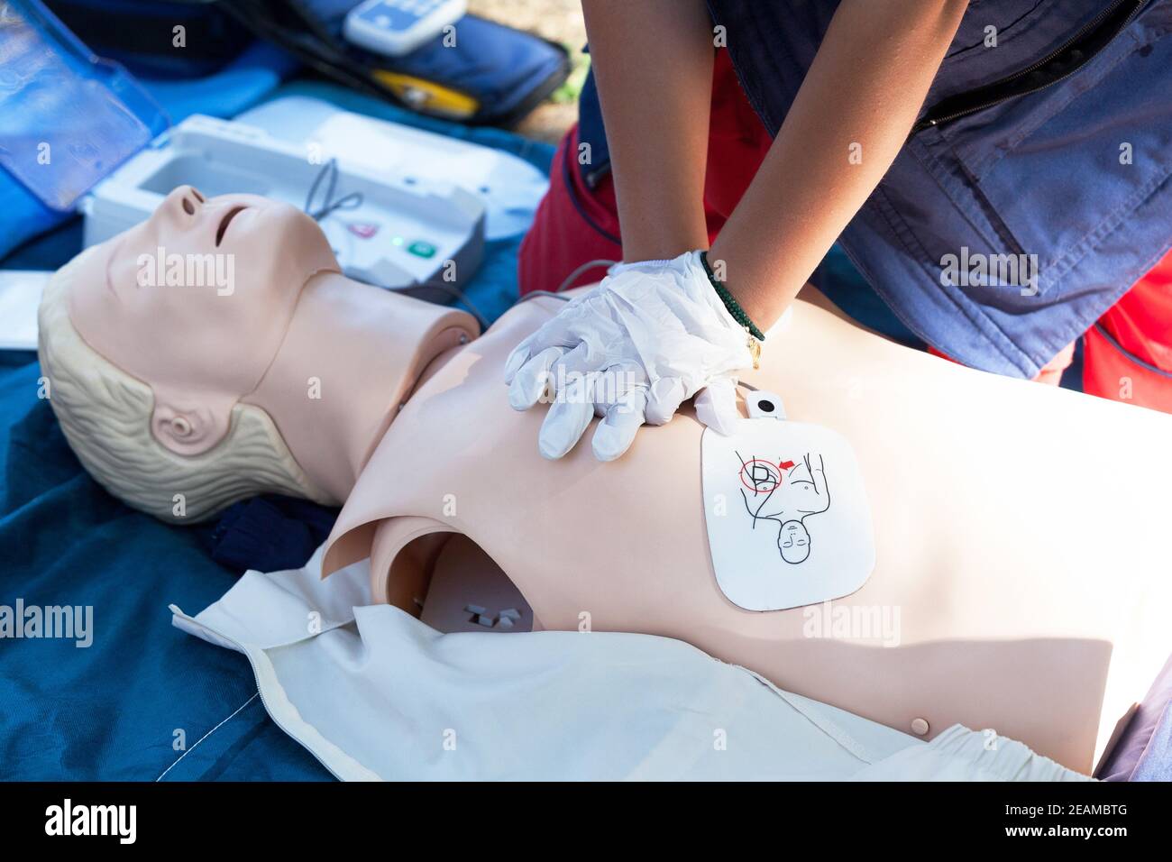 Corso di rianimazione cardiopolmonare con defibrillatore automatico esterno - dispositivo AED Foto Stock