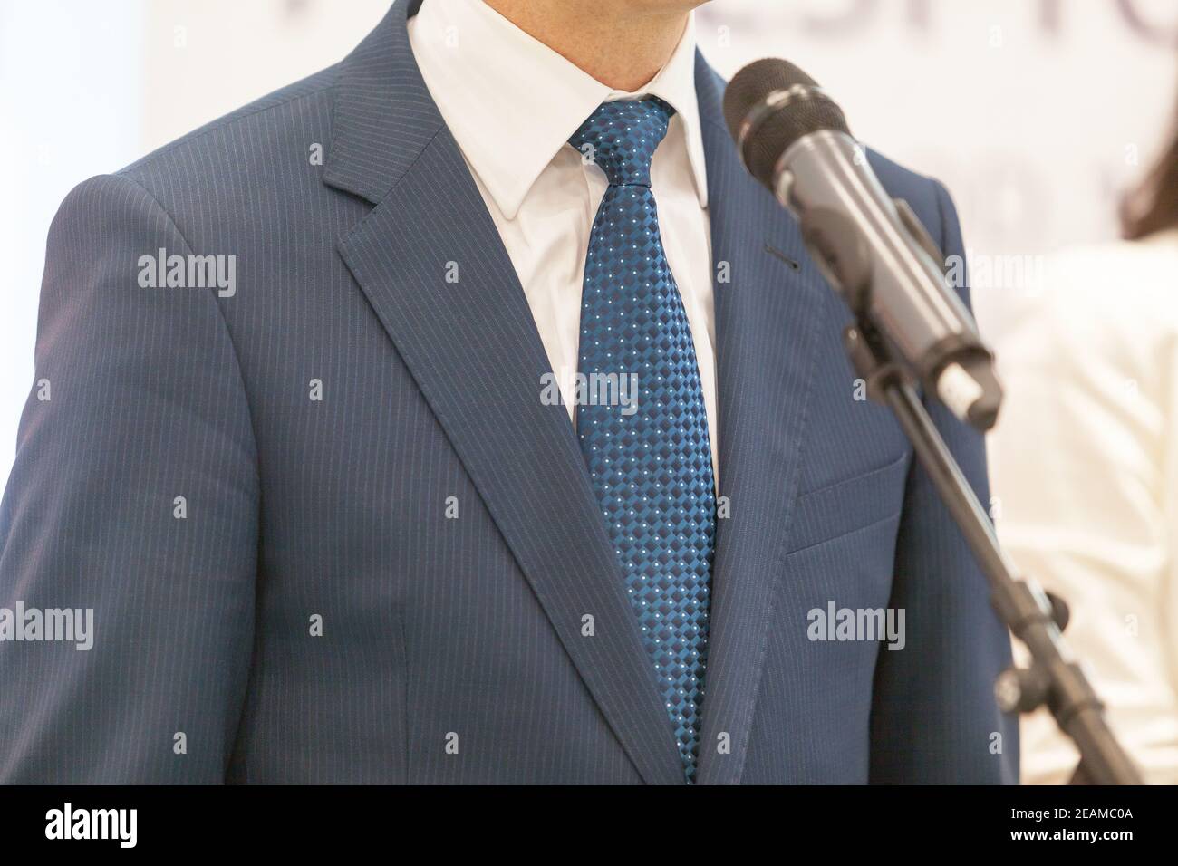 La persona di affari o il politico sta dando un discorso ai mezzi di comunicazione evento Foto Stock