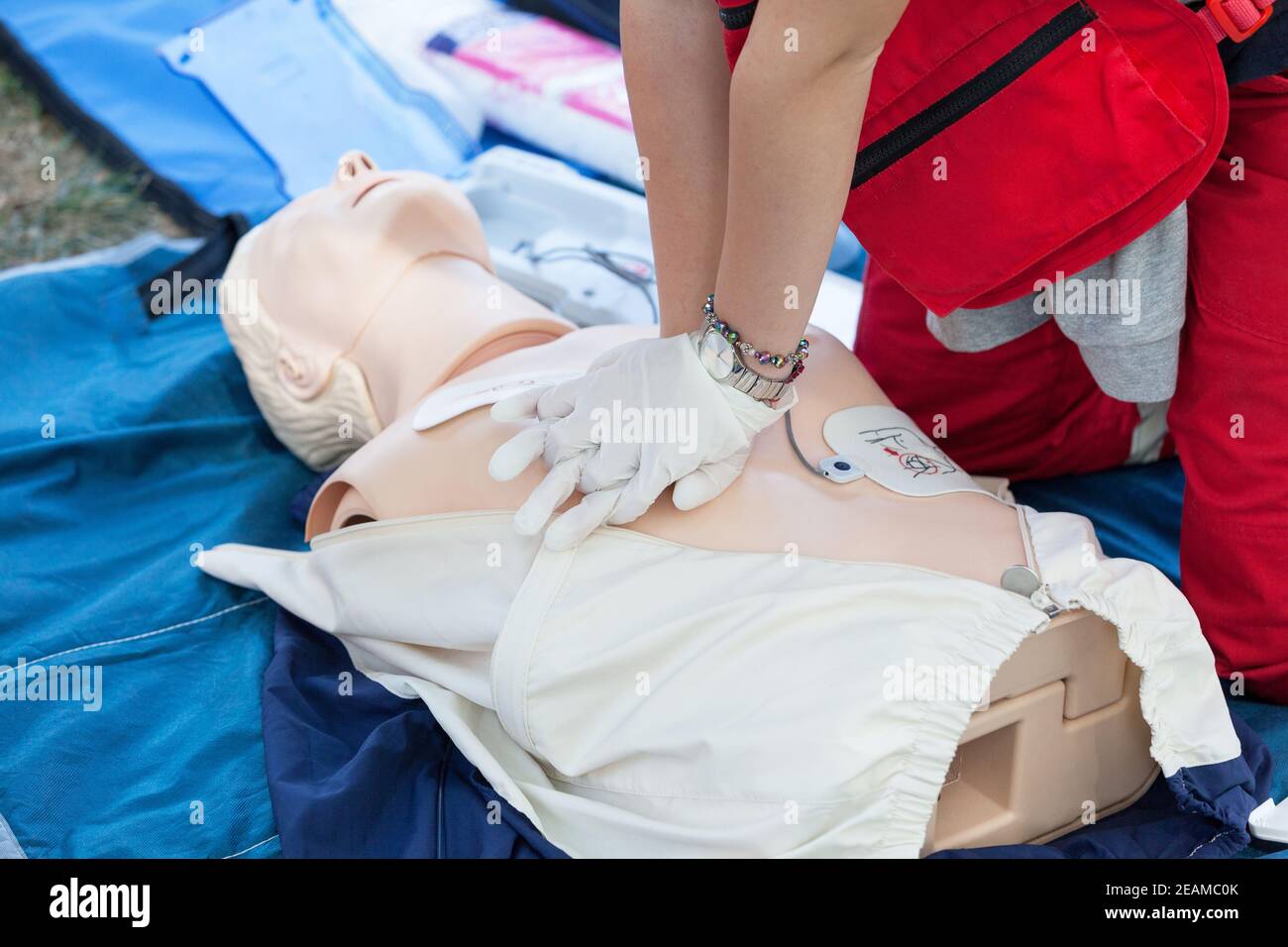 Corso di pronto soccorso e rianimazione cardiopolmonare con defibrillatore semiautomatico esterno (AED) Foto Stock