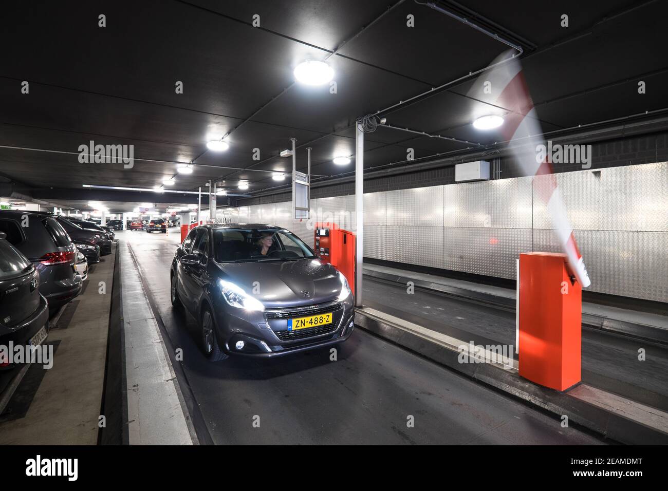 Barriera per un parcheggio sotterraneo con auto parcheggiate Foto stock -  Alamy