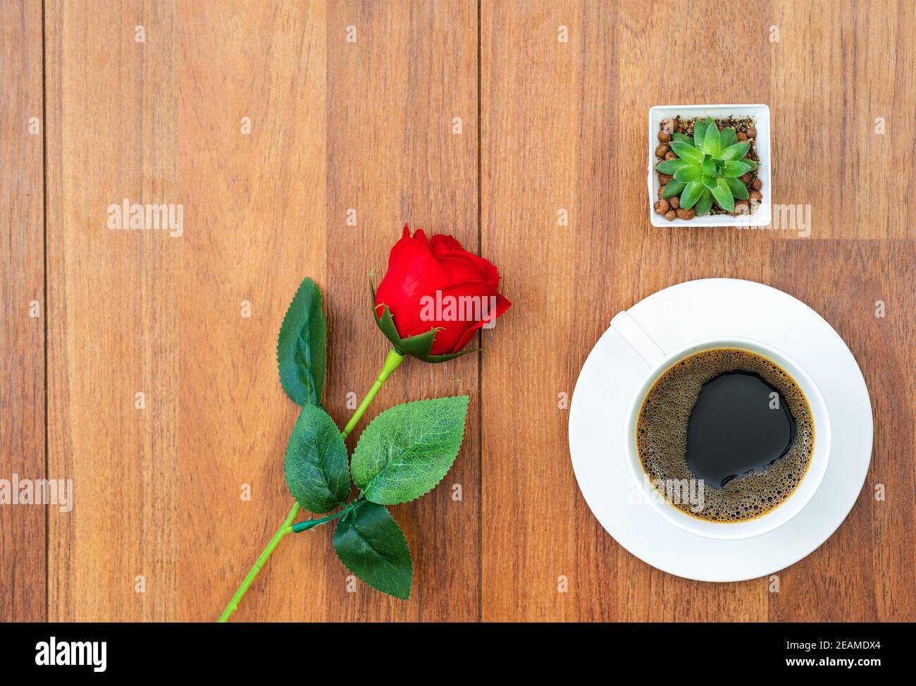 Tazza bianca di caffè e rosa rossa valentine concetto Foto Stock