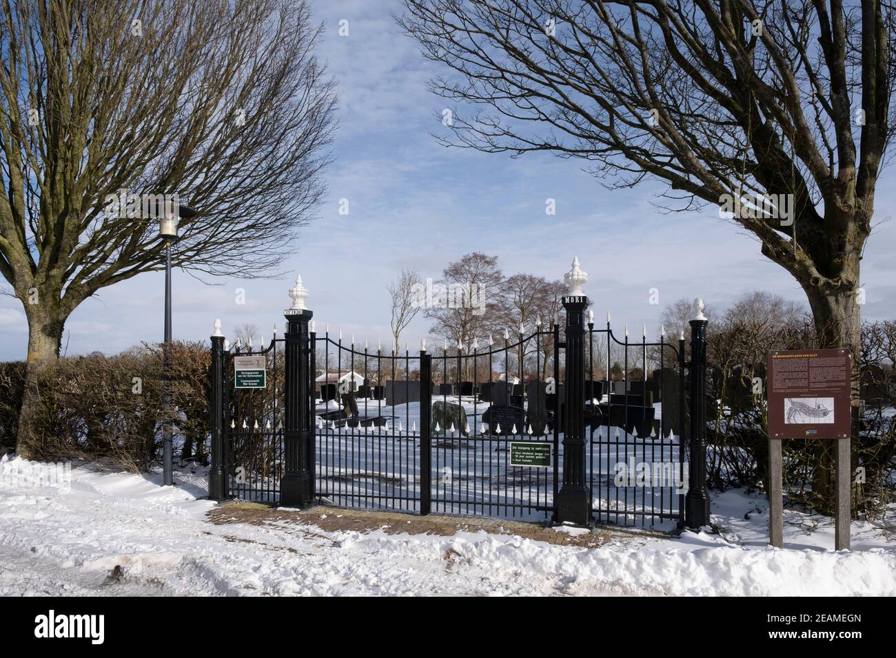 Tombe di guerra del Commonwealth su un cimitero in IJlst nei Paesi Bassi in inverno con neve, sole e cielo blu Foto Stock