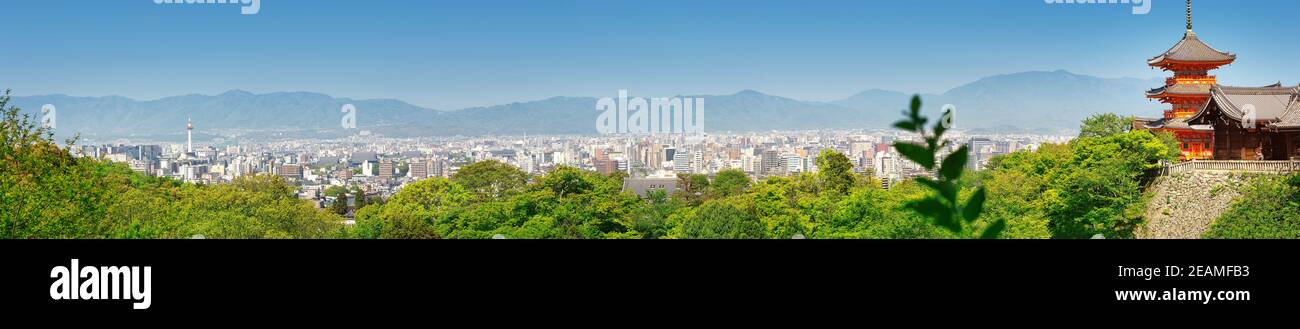 Vista di Kiyomizu-dera tempio complesso con Pagoda a Kyoto, Giappone Foto Stock