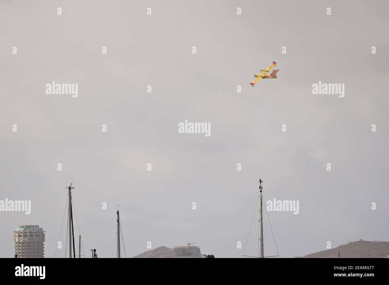 Aereo antincendio che sorvola Las Palmas de Gran Canaria. Foto Stock