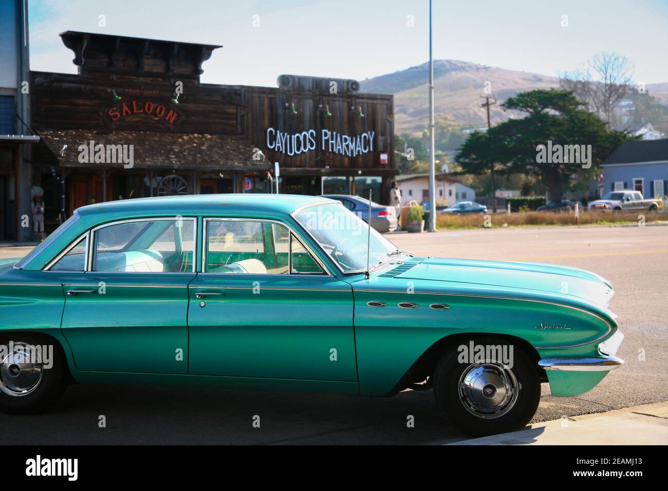 Un'auto verde d'epoca è parcheggiata di fronte a un Salone a Cayucos Foto Stock