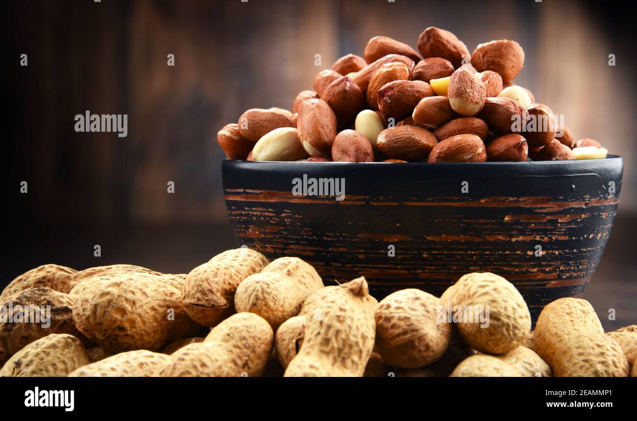 Ciotola con arachidi sul tavolo di legno. Foto Stock