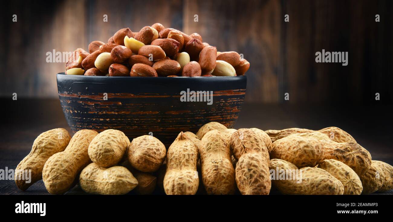 Ciotola con arachidi sul tavolo di legno. Foto Stock