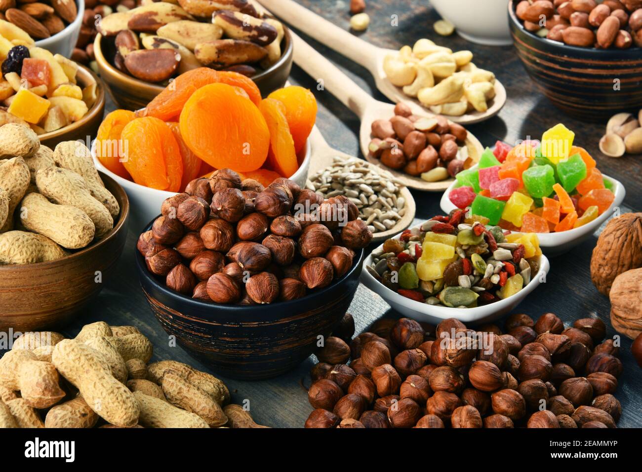 Composizione con frutta secca e noci assortiti Foto Stock