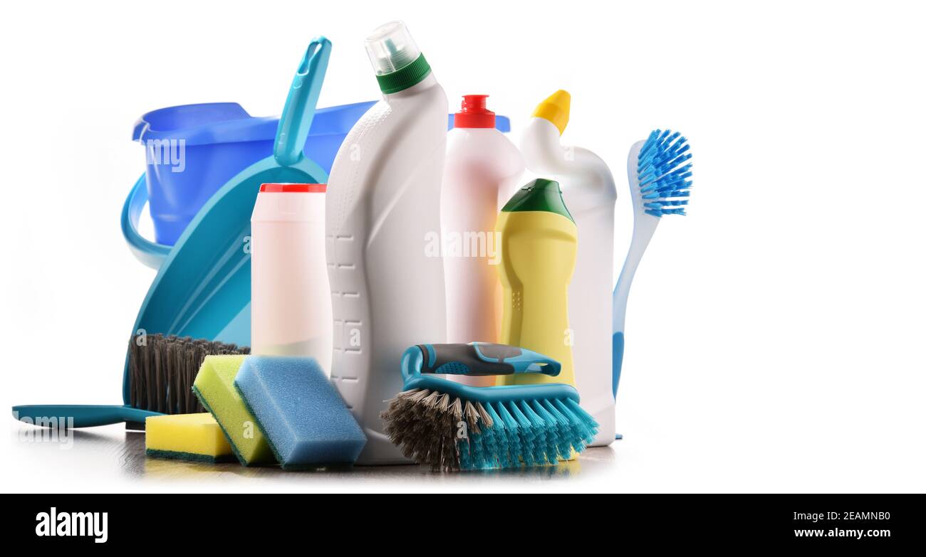 Varietà di bottiglie di detergenti chimici e di materiali per la pulizia Foto Stock