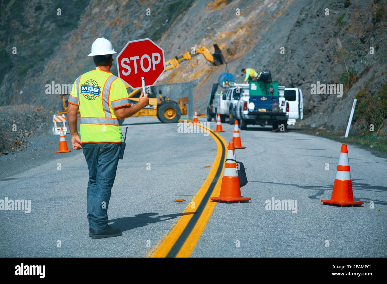 Lavoratori della strada che riparano l'autostrada numero uno negli Stati Uniti Costa Ovest Foto Stock
