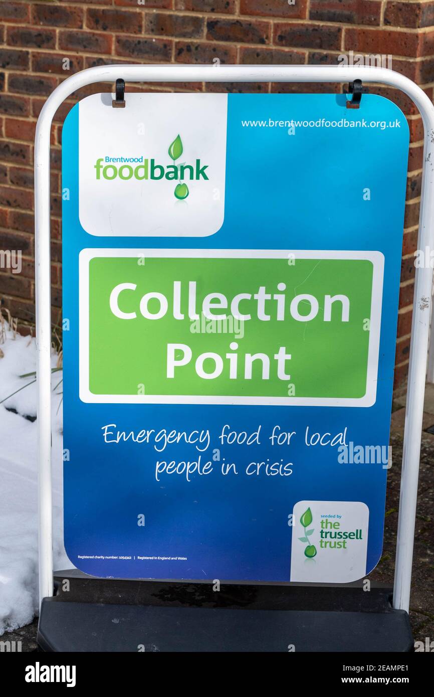 Brentwood Essex 10 febbraio 2021 la Foodbank presso la Doddinghurst Road Community Church ha portato avanti la distribuzione di cibo e altre informazioni essenziali a coloro che hanno bisogno durante la tempesta Darcy. Gli organizzatori segnalano un forte aumento della domanda a seguito dell'ultimo blocco. Credit: Ian Davidson/Alamy Live News Foto Stock