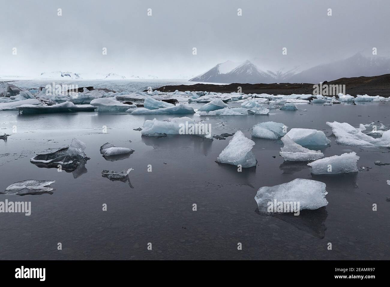 Il lago glaciale con gli iceberg Foto Stock