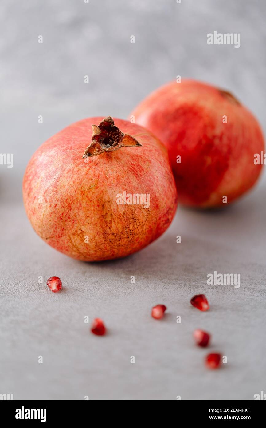 Frutta fresca di melograno succosa su fondo neutro Foto Stock