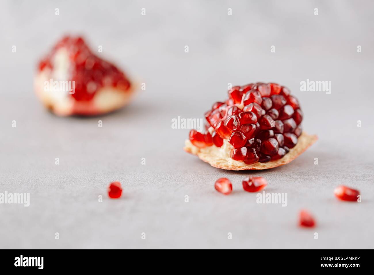 Pezzo di melograno fresco su fondo neutro Foto Stock