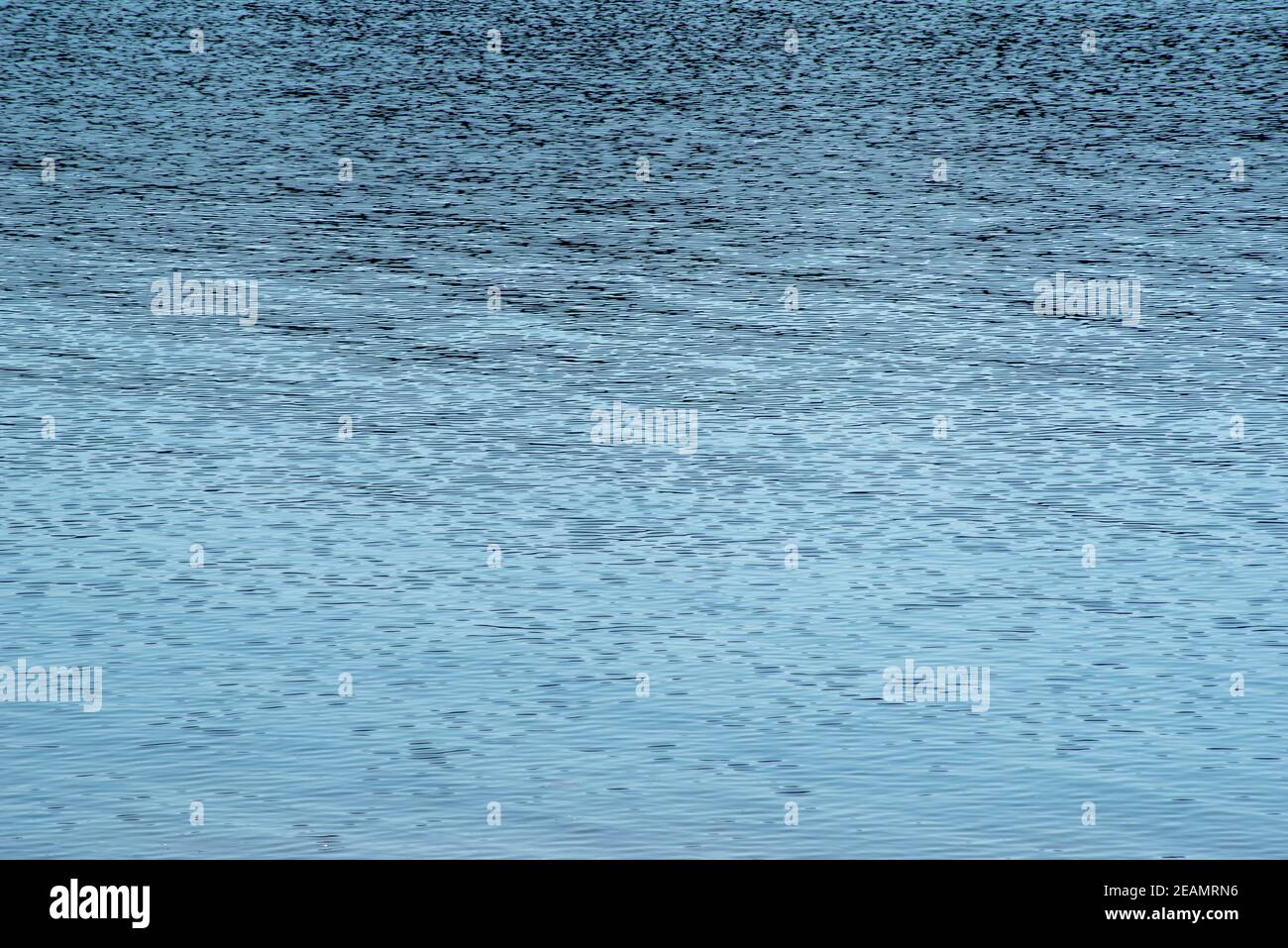 Superficie in acqua blu trasparente con forme d'onda delicate Foto Stock