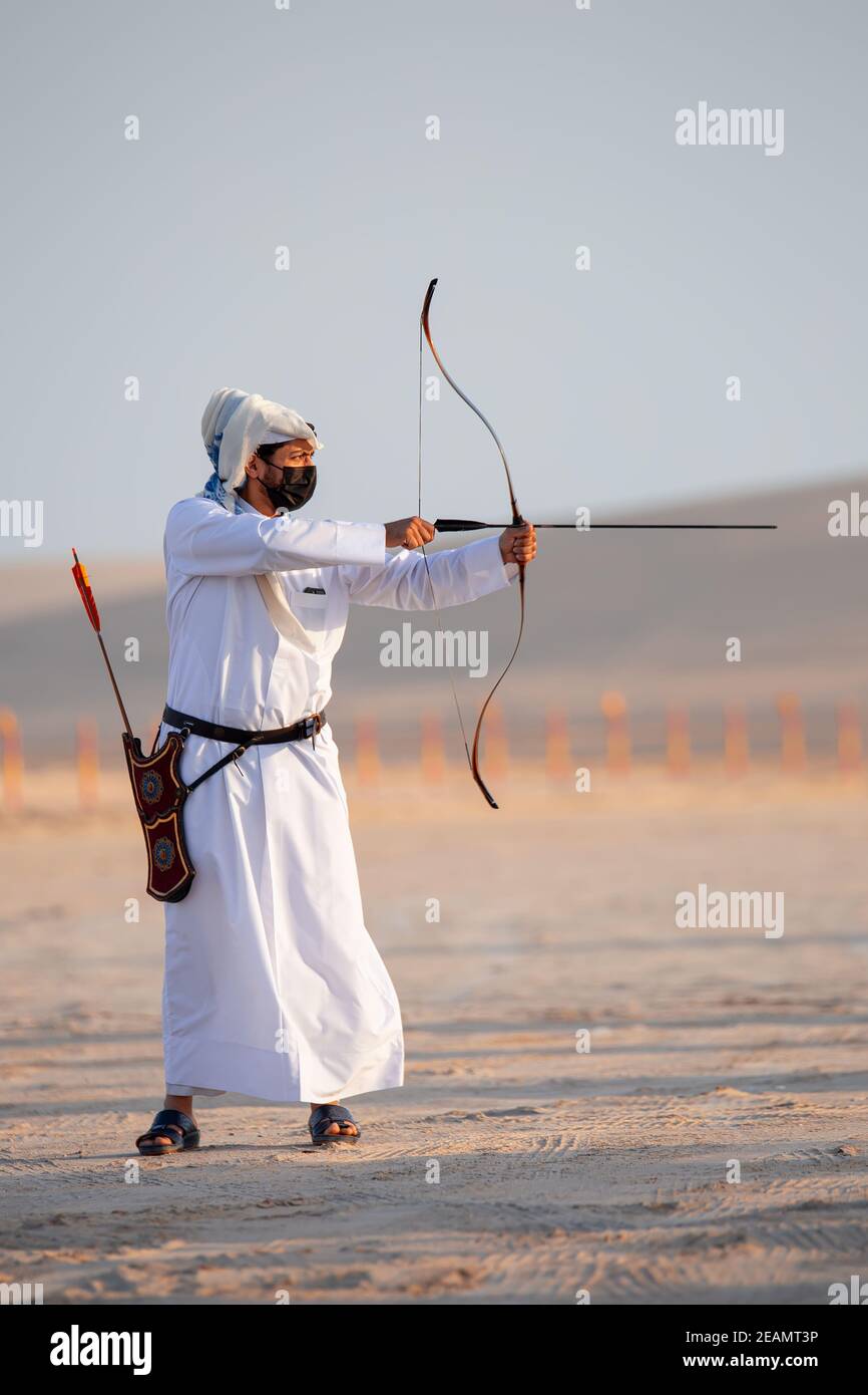 Arciere arabo per usare un arco e una freccia che punta a. destinazione Foto Stock