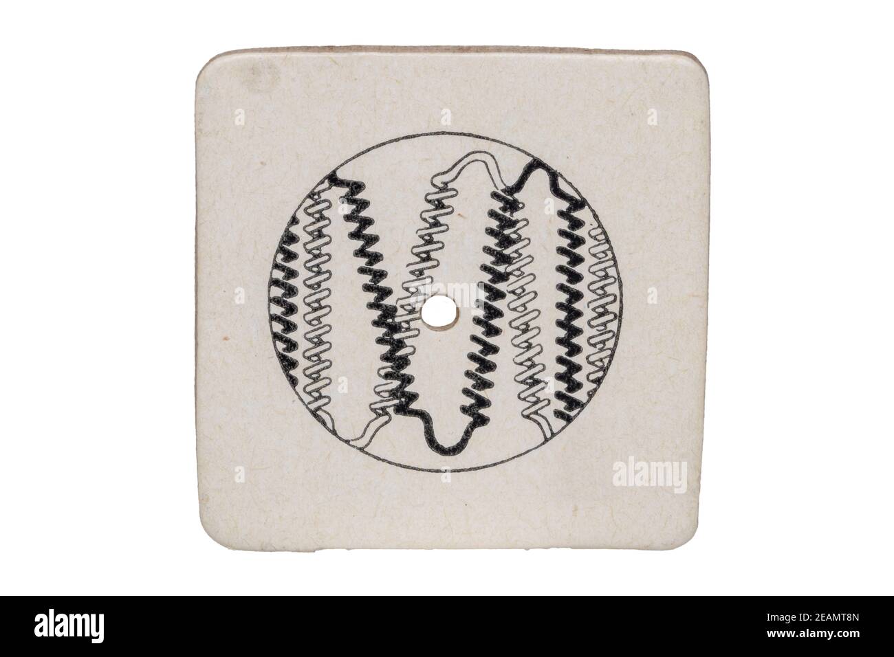 Manutenzione e accessori di un proiettore vintage. Primo piano di una diapositiva in cartoncino per la regolazione della lampada di proiezione del proiettore. Macro. Foto Stock